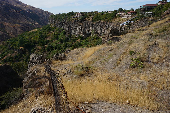 1. Garni